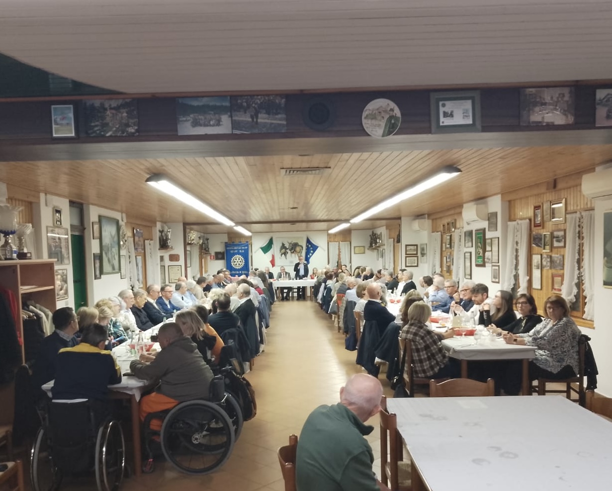 La sala della Baita degli Alpini durante la cena solidale