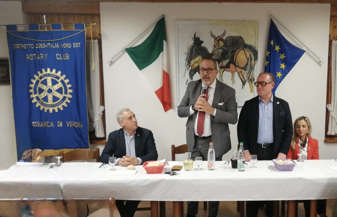 Il sindaco Dall'Oca interviene durante la cena solidale