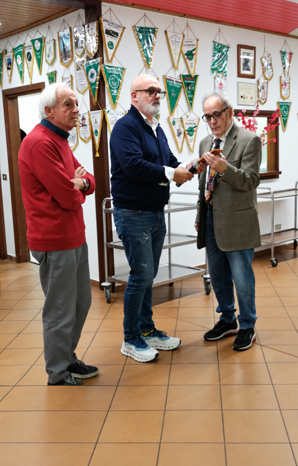 Tre partecipanti durante un momento della cena solidale