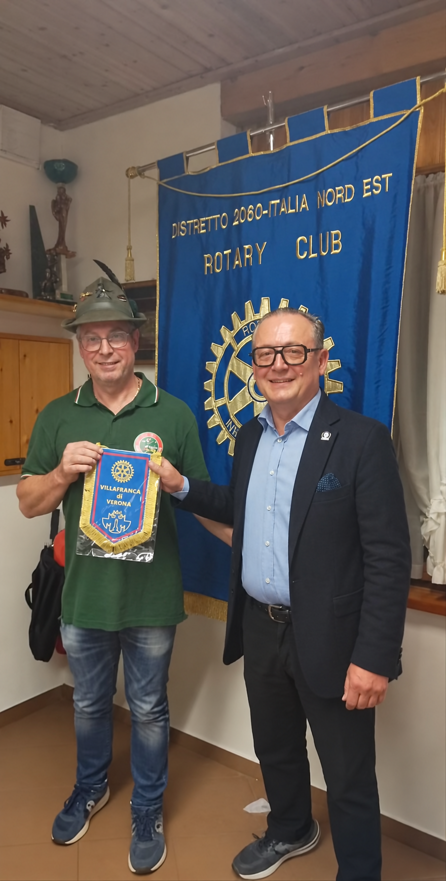 Carlo Spezzani consegna il gagliardetto del Rotary Club Villafranca di Verona a Massimo Rovizzi