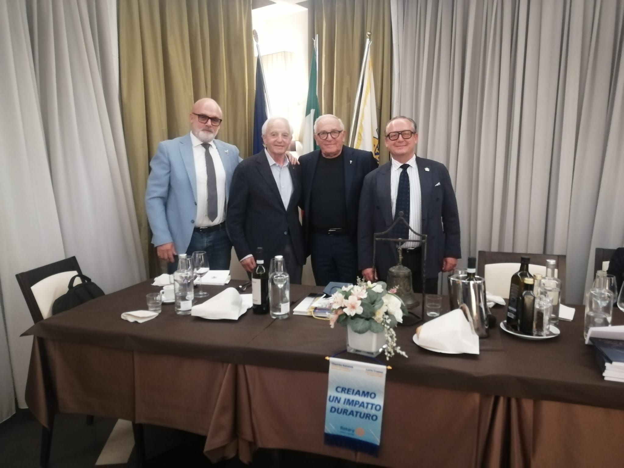 Foto di gruppo durante la conviviale con mons. Bruno Fasani