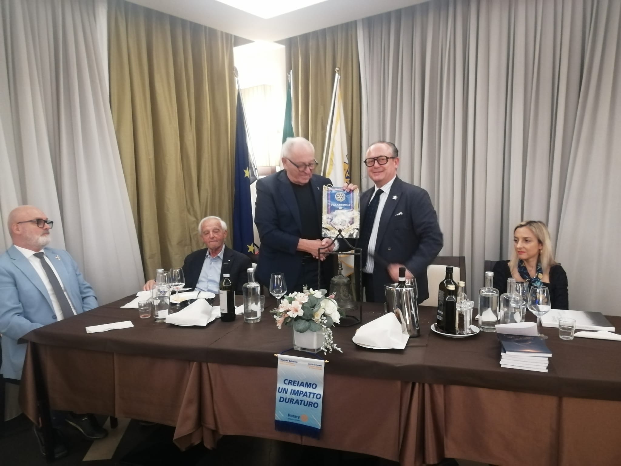 Mons. Bruno Fasani con Carlo Spezzani durante la conviviale