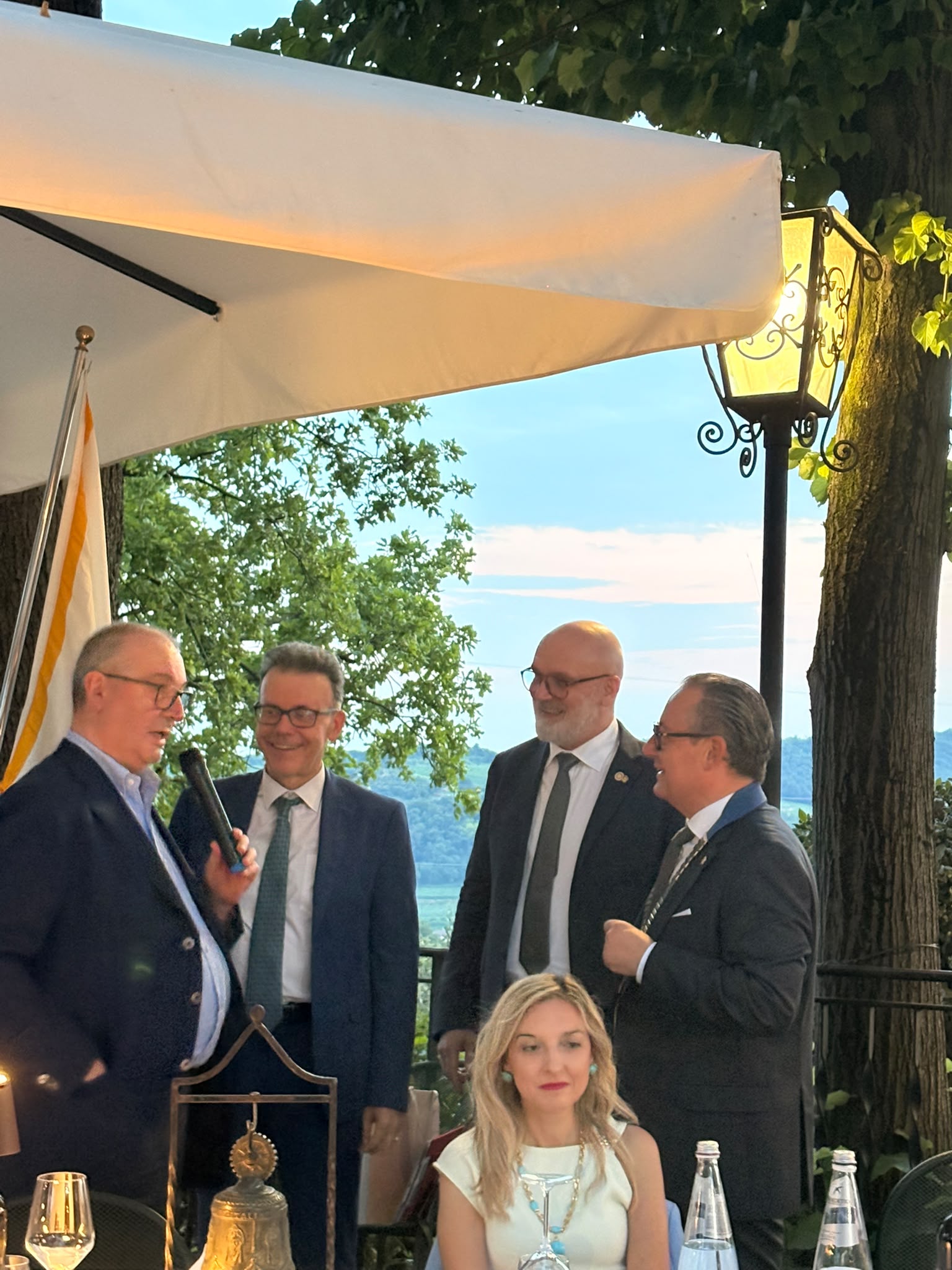 Foto di gruppo alla serata del passaggio di consegne